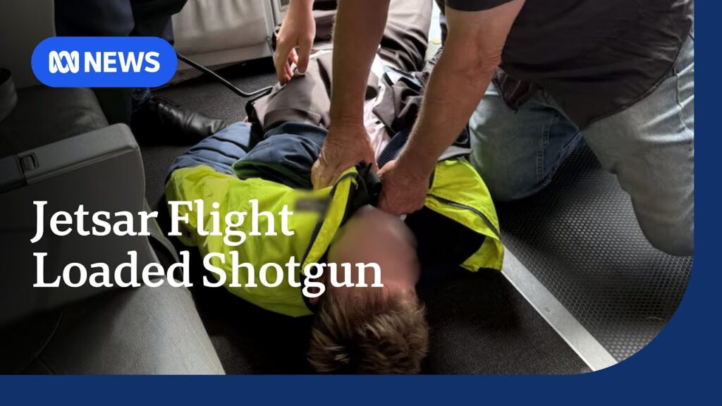(Video) Un adolescent care s-a urcat în avion cu pușcă și muniție a fost imobilizat de pasageri și echipaj