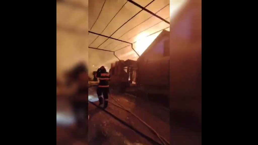 (VIDEO) Olt: Incendiu puternic într-o gospodărie din Cezieni
