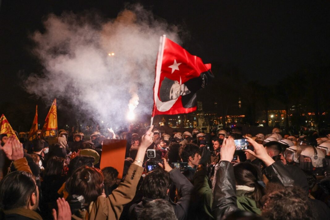 Aproape 1.500 de persoane, reţinute în Turcia Aproape 1.500 de persoane, reţinute în Turcia