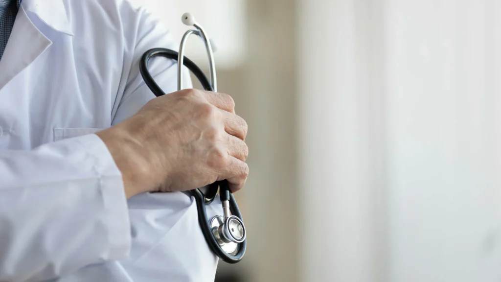 Medic român în Franța, acuzat de comportament nepotrivit în fața pacienților