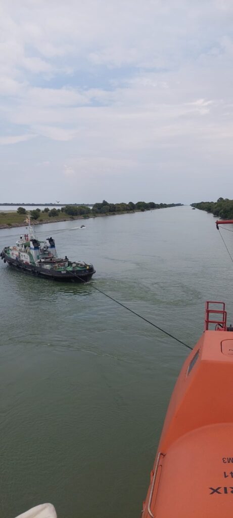 Incident naval la ieşirea de pe Canalul Mila 23 în Canalul Sulina. Un convoi de barje a lovit o ambarcaţiune acostată