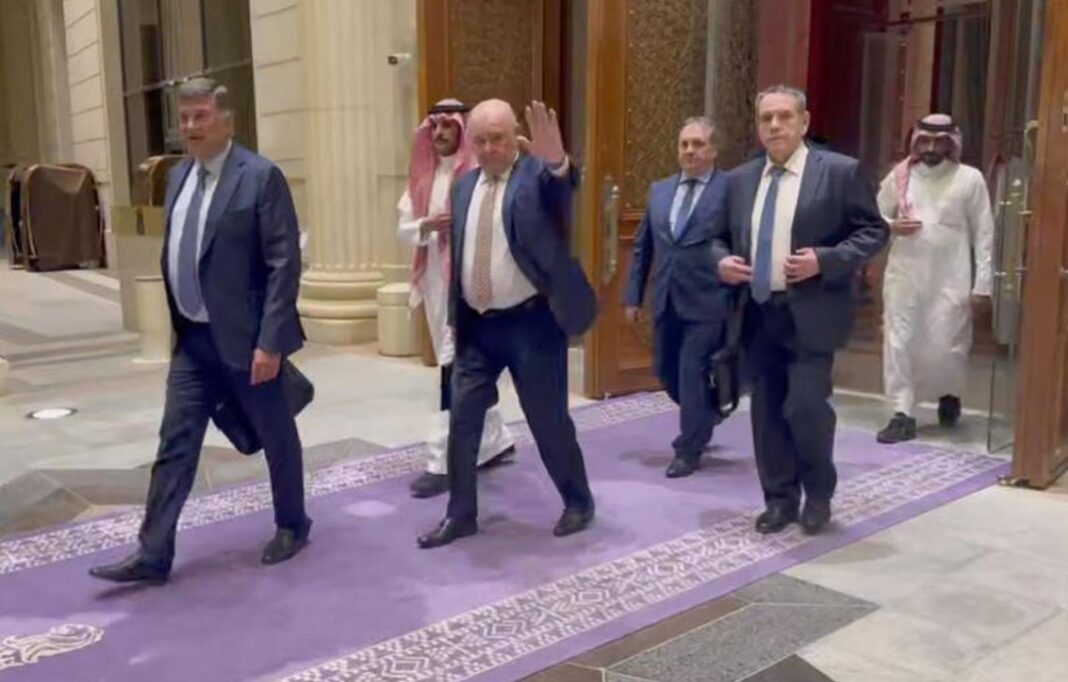 Delegația rusă, consilierul șefului FSB Serghei Beseda (stânga) și senatorul și fostul diplomat Grigory Karasin (centru) părăsind un hotel după discuțiile de la Riad, pe 24 martie