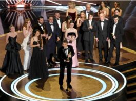 Darya Ekamasova, Lindsey Normington, Vache Tovmasyan, Karren Karagulian, Alex Coco, Mikey Madison, Mark Eydelshteyn, Samantha Quan, Luna Sofía Miranda, Sean Baker, Drew Daniels și Yura Borisov, acceptă premiul pentru cel mai bun film pentru „Anora” pe scenă în timpul celei de-a 97-02-20202005 a Oscarurilor. Hollywood, California. (Kevin Winter/Getty Images)