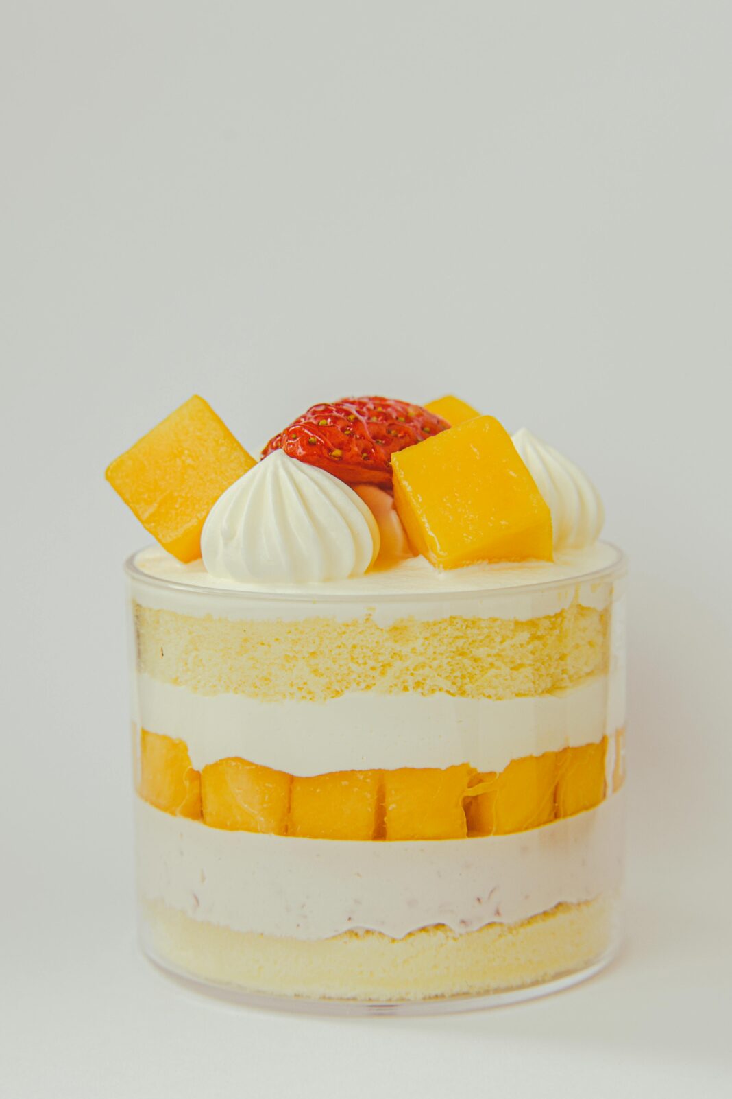 Prăjitură cu mango și mousse de vanilie
