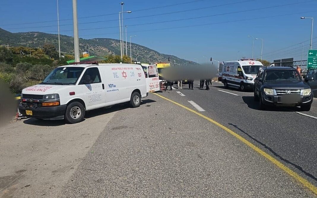 Un bărbat a intrat cu mașina într-o stație de autobuz