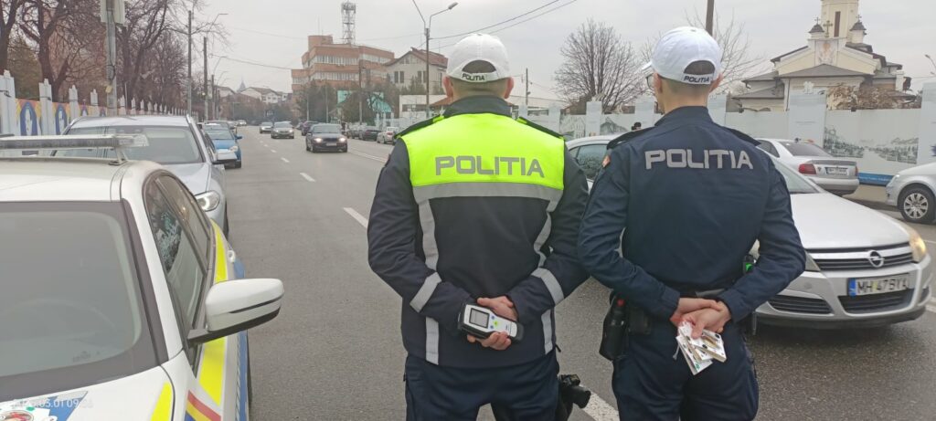 Polițiștii gorjeni și mehedințeni au dăruit mărțișoare și flori șoferițelor