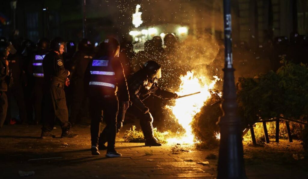 13 noi percheziții la participanții la violențele de la protestul din fața BEC