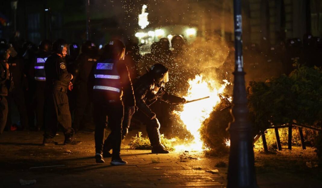 13 noi percheziții la participanții la violențele de la protestul din fața BEC