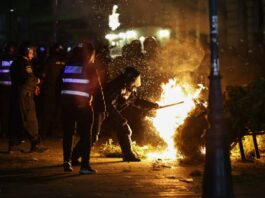 13 noi percheziții la participanții la violențele de la protestul din fața BEC