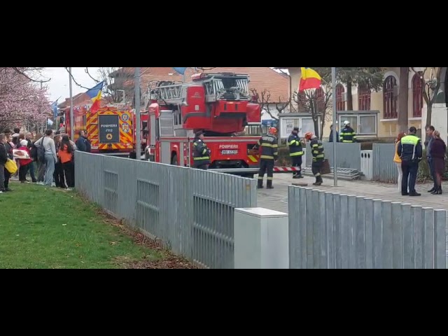(VIDEO) Târgu Jiu: 150 de elevi și profesori s-au autoevacuat din Școala Gimnazială „Alexandru Ștefulescu”