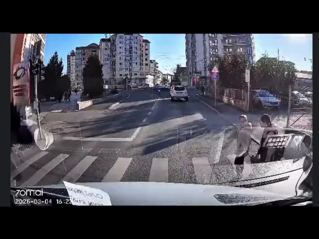 VIDEO: Șofer căutat de poliție după ce a încălcat mai multe reguli de circulație pe o stradă din Târgu Jiu