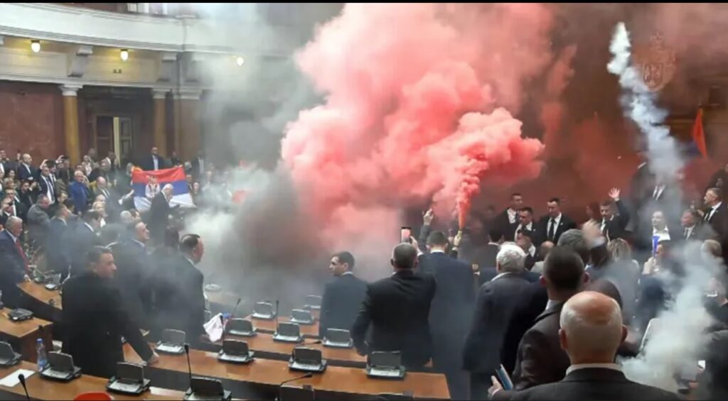 Violența perturbă Parlamentul Serbiei după ce prim-ministrul a demisionat