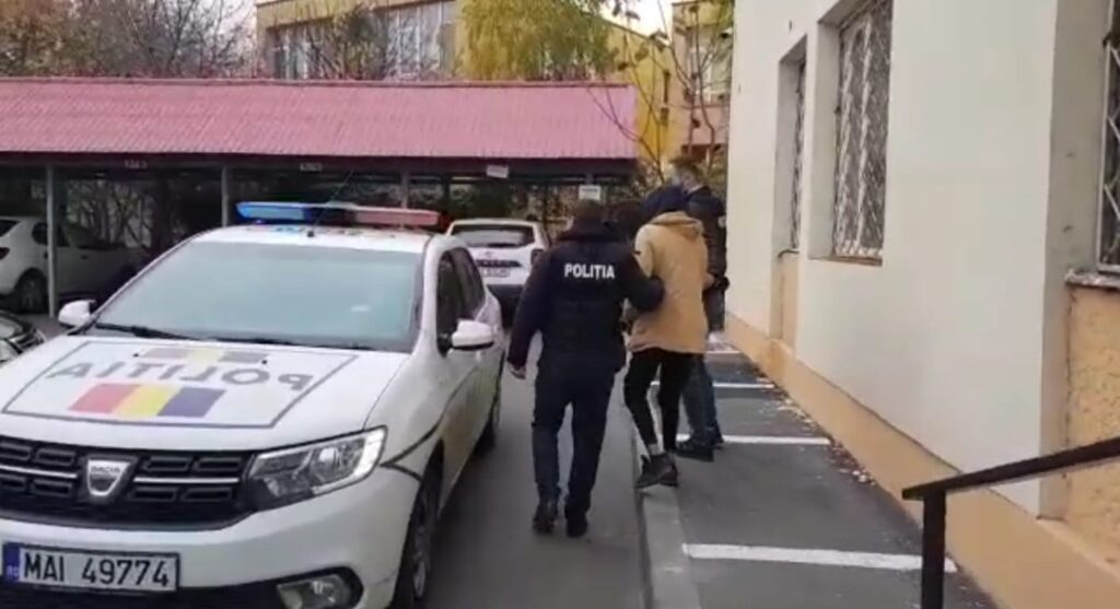 Face închisoare după ce a atacat mai mulţi poliţişti cu un excavator