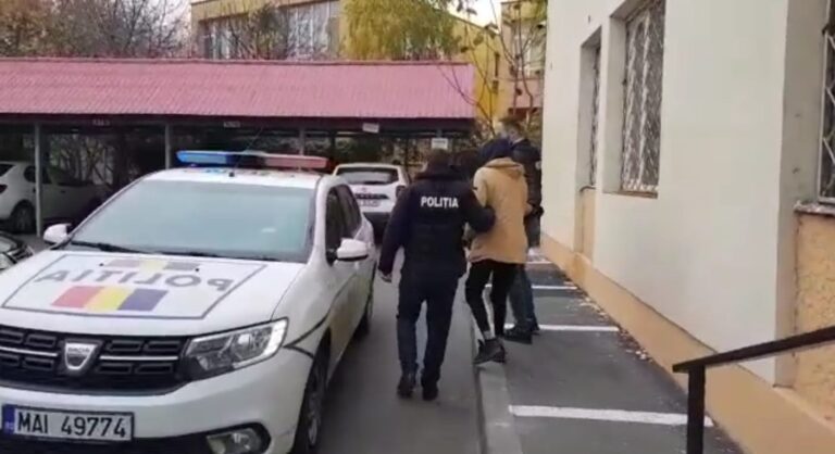 Face închisoare după ce a atacat mai mulţi poliţişti cu un excavator