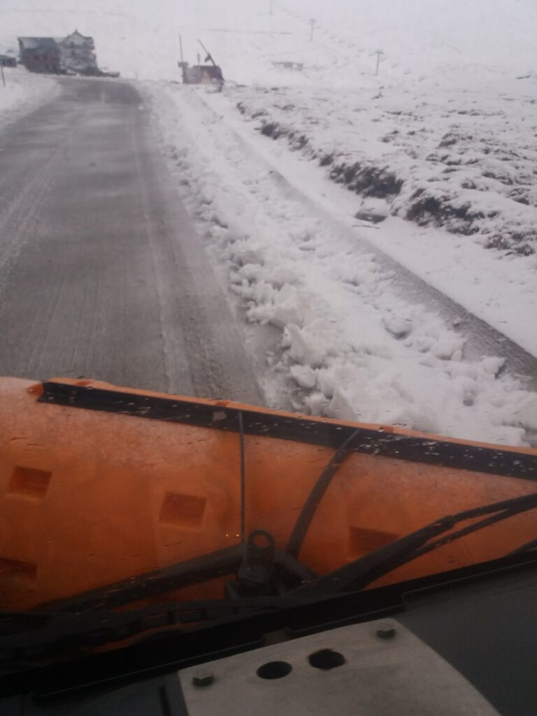 Zăpadă la Rânca. Intervin utilajele de deszăpezire