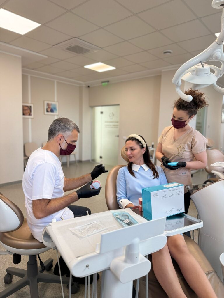 1 din 2 oameni ar avea nevoie de aparat dentar. Cum îi poate ajuta ortodonţia digitală