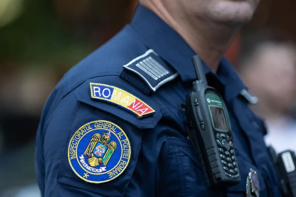 Opt polițiști, reținuți pentru corupție