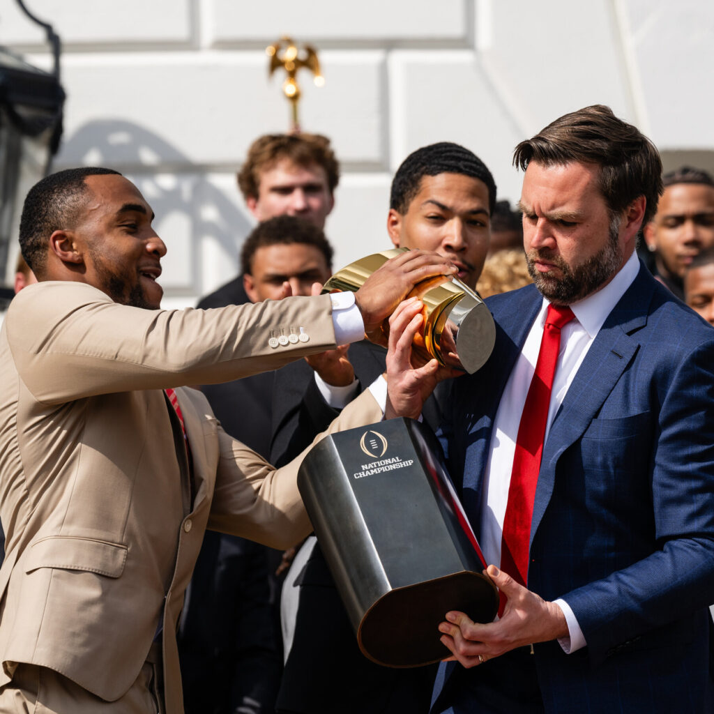 (VIDEO) Moment jenant pentru JD Vance la Casa Albă: a scăpat trofeul câștigat de Ohio State