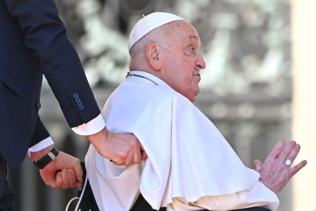 (VIDEO) Papa și-a făcut apariția în Piața Vaticanului