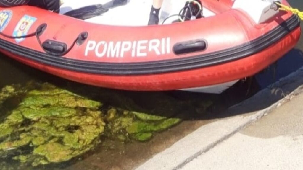 O hidrobicicletă cu trei persoane, răsturnată într-un lac. Un pompier este dat dispărut