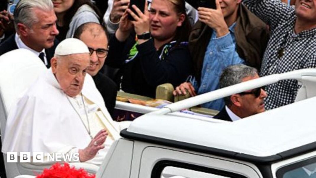 Ultimele zile ale Papei care s-a alăturat mulțimilor din Vatican de Paște, în ciuda sfaturilor medicilor