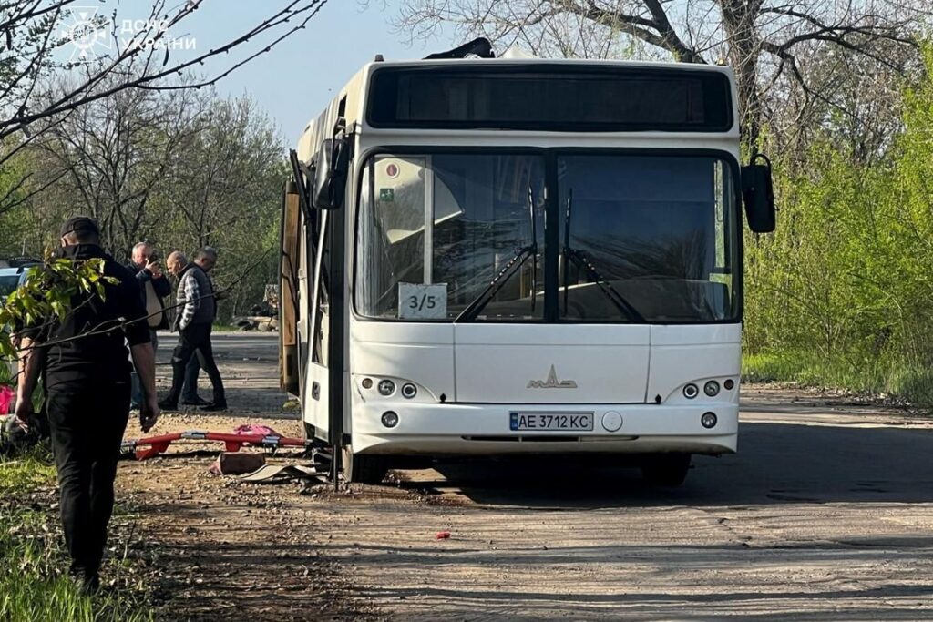 Nouă morți într-un atac rusesc asupra unui autobuz în Ucraina