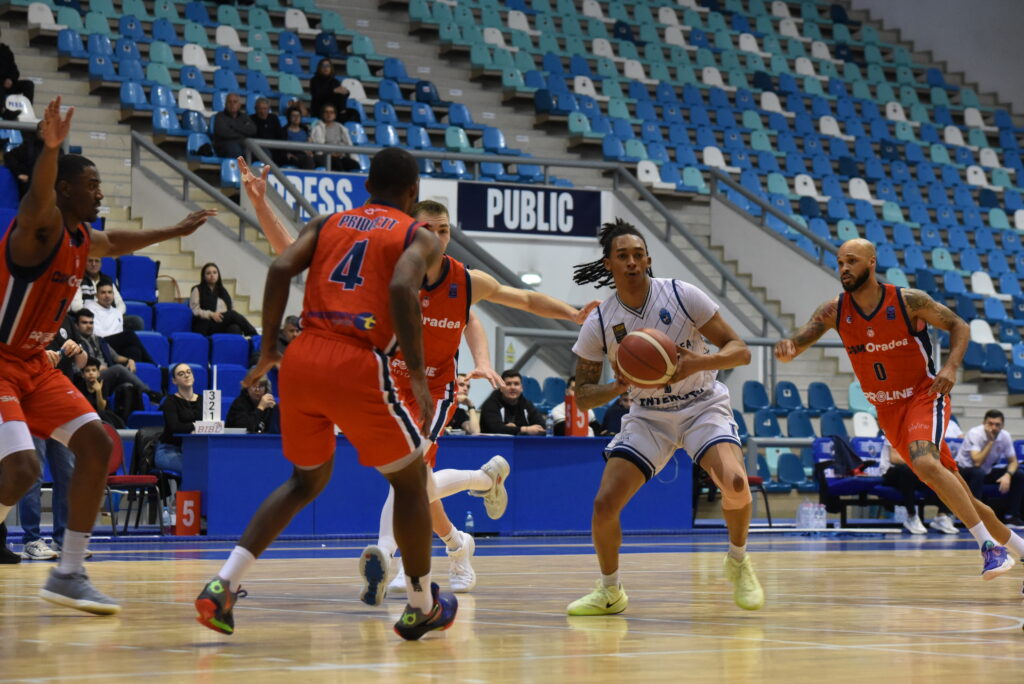 Baschet / SCMU Craiova, învinsă acasă de Oradea și de arbitrajul ostil