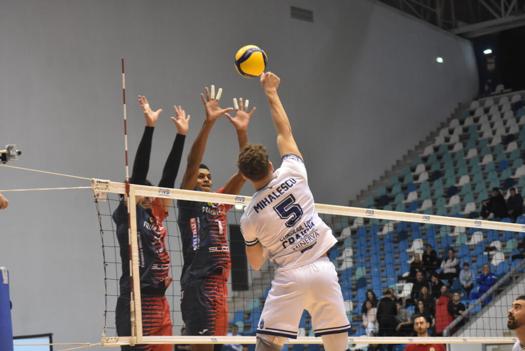 Volei (m) / SCMU Craiova, cu o mână pe medaliile de bronz! Zalăul n-a avut șanse în Bănie