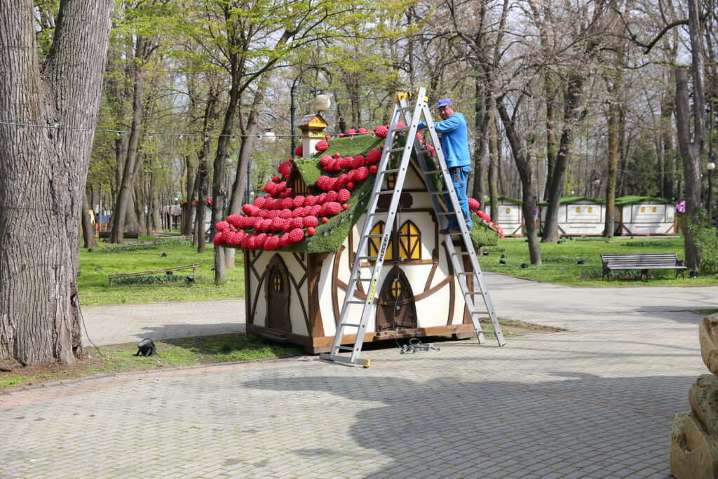FOTO-VIDEO: Pregătiri pentru Târgul de Paşte în Parcul Romanescu