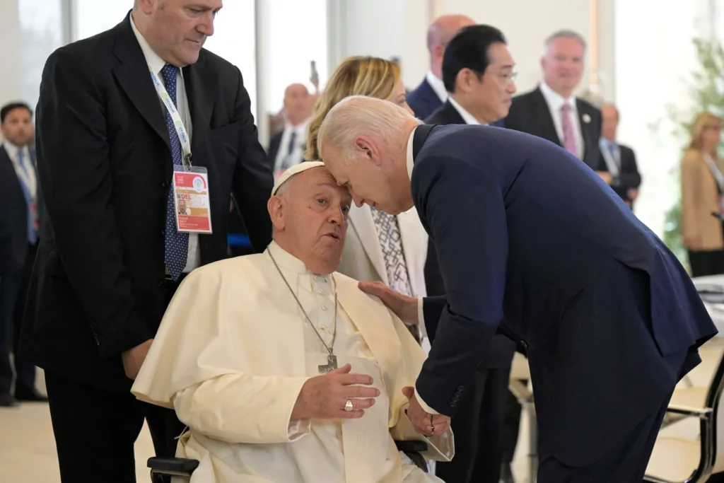 Joe Biden urmează să fie prezent la funeraliile Suveranului Pontif