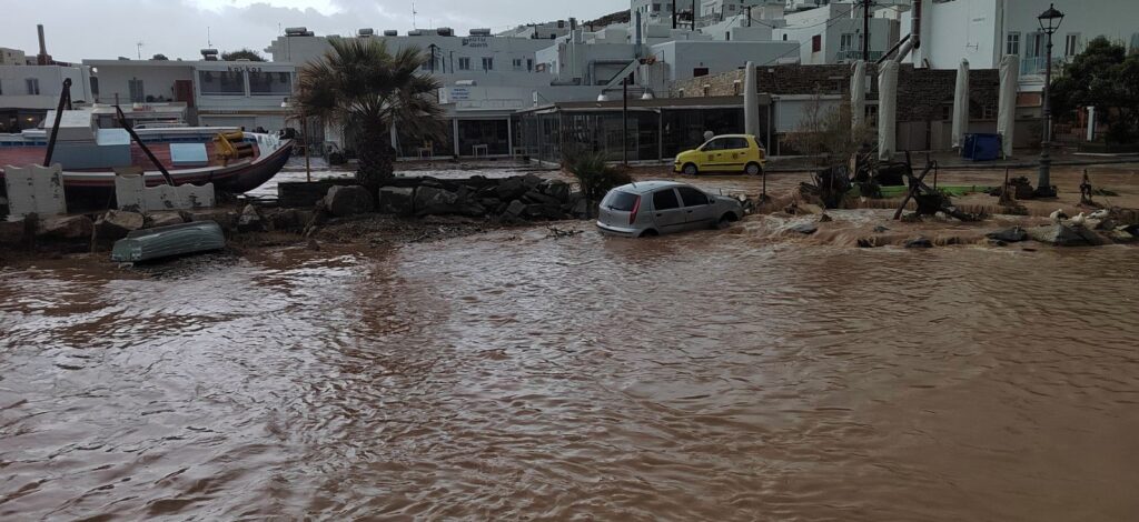 Furtunile severe provoacă inundații și distrugeri pe insulele grecești Mykonos și Paros