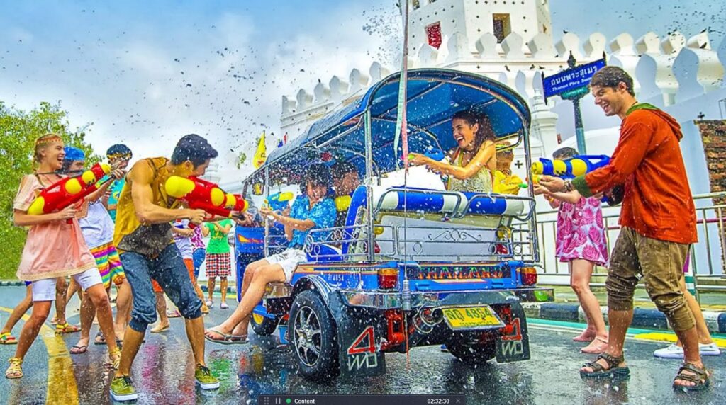 Anul Nou thailandez sărbătorit cu Songkran: Cea mai mare luptă cu apă din lume