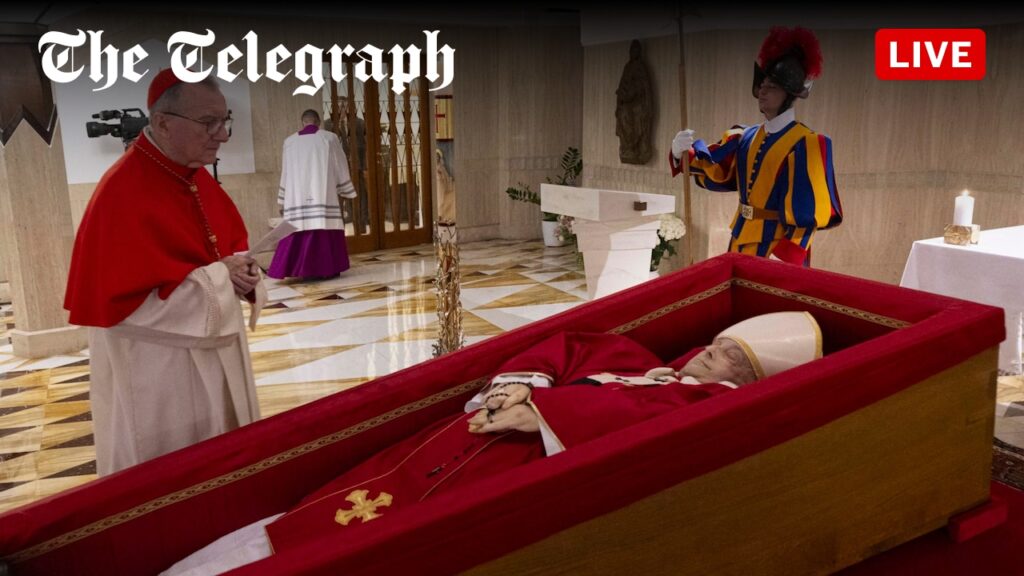 Vaticanul a publicat imagini cu Papa într-un sicriu deschis