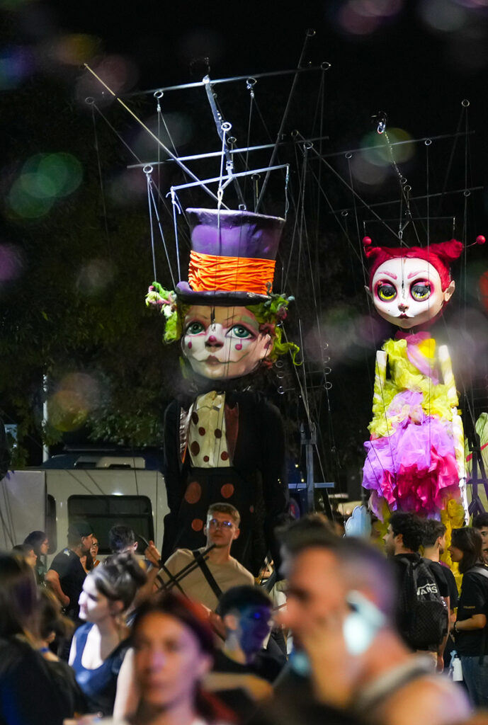 Păpuși din Festivalul Puppets Occupy Street fac spectacol în Bulgaria