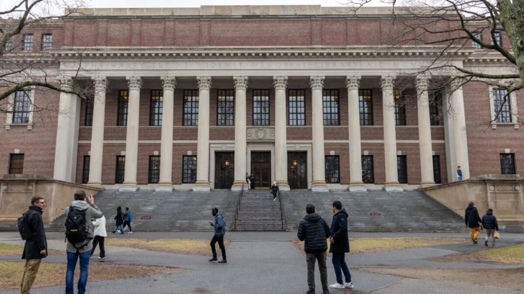 Administrația Trump va revizui fondurile Harvard de miliarde din cauza „antisemitismului”