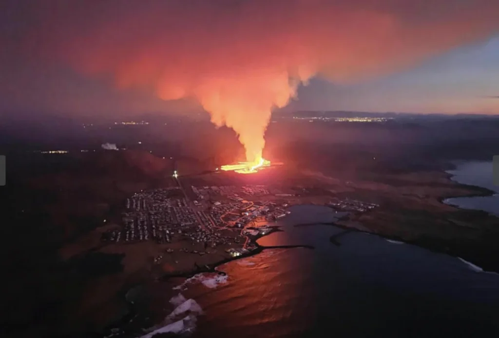 Turiști și localnici evacuați după erupţia unui vulcan în Islanda
