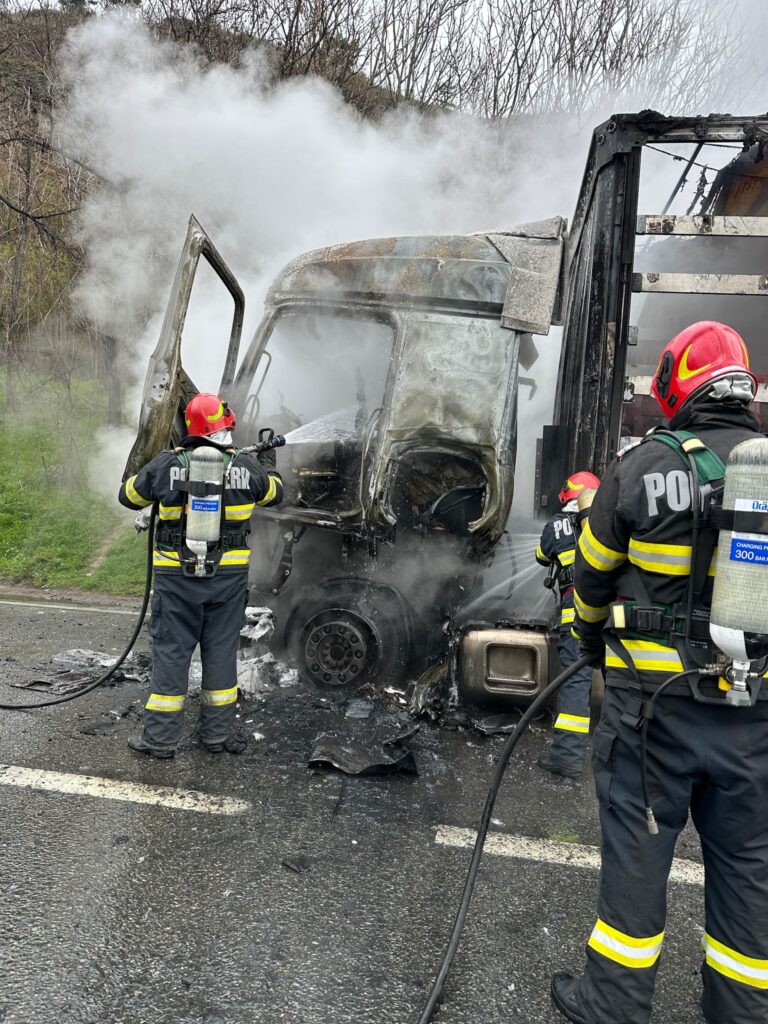 (VIDEO) Mehedinți: Incendiu autotren în parcarea de la Taverna Sârbului