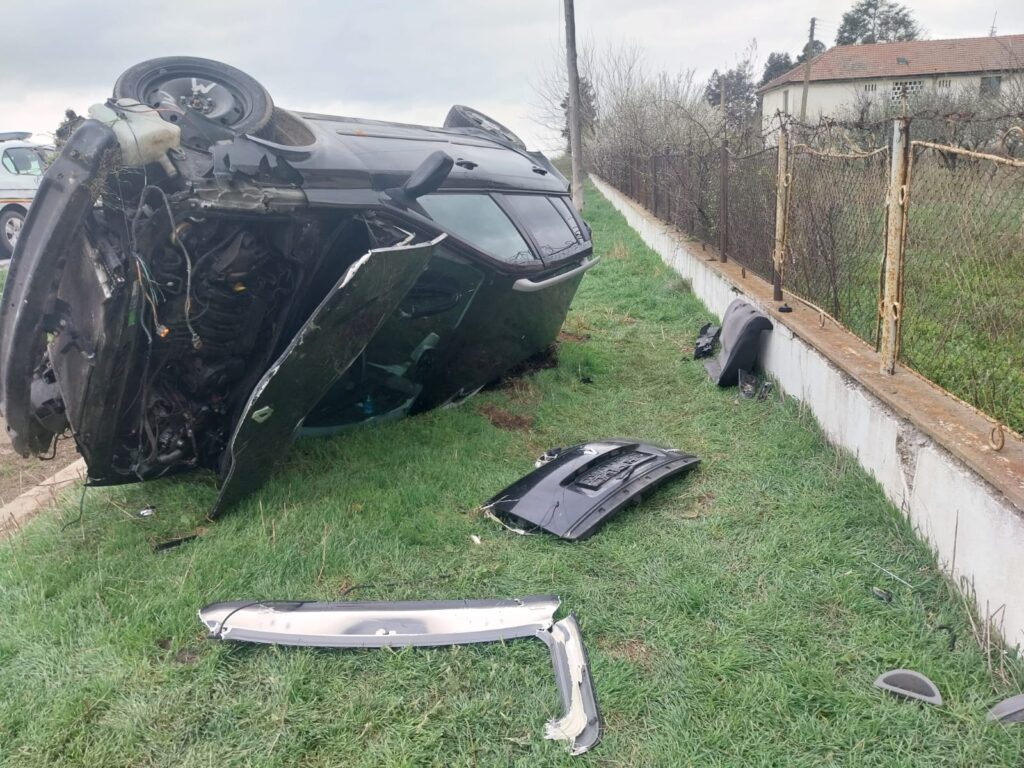 (VIDEO) Dolj: Un tânăr s-a răsturnat cu mașina pe DN 56 și a ajuns la spital