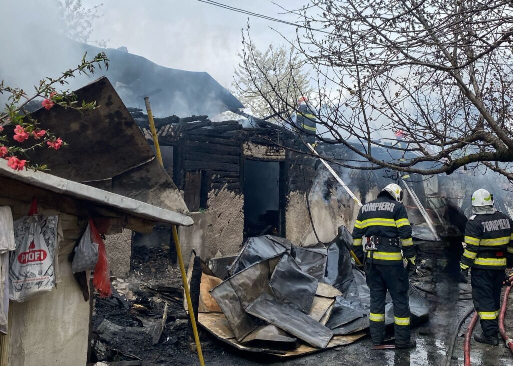(VIDEO) Olt: Incendiu într-o gospodărie din comuna Cârlogani. Flăcrile , stinse după trei ore