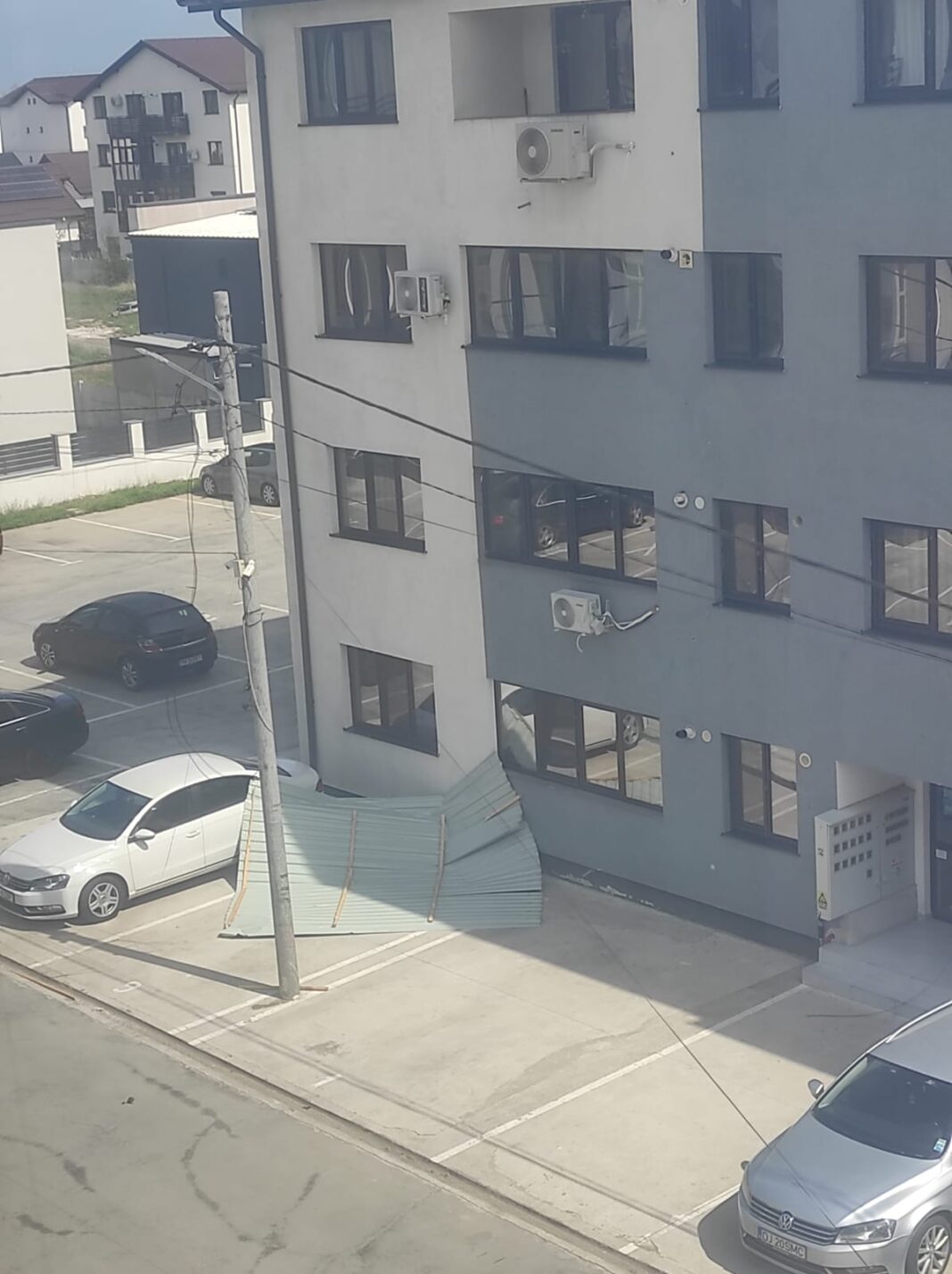 Acoperiș luat de vânt în cartierul Magnolia