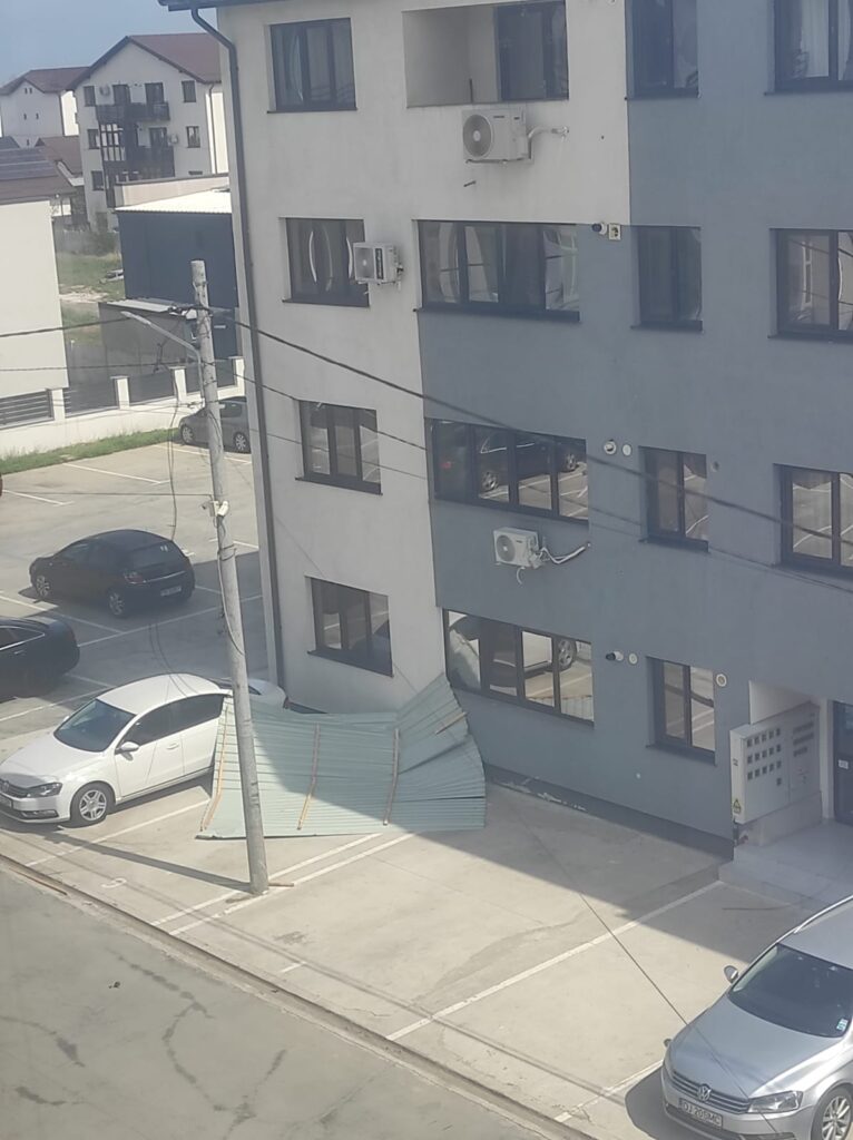 Craiova: Acoperiș luat de vânt într-un cartier rezidenţial