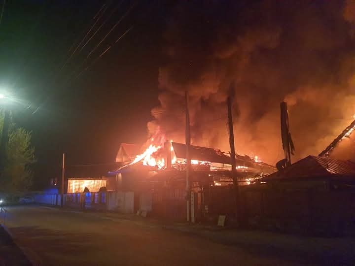 (VIDEO) Incendiu produs la două case de locuit din Filiași