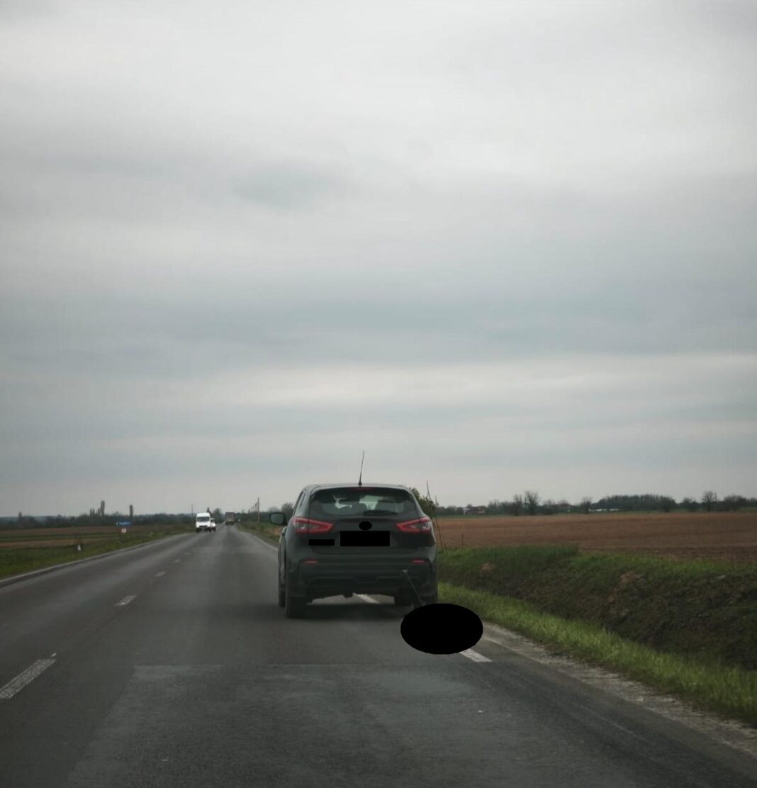 Un mehedinţean a fost retinut după ce a legat de maşina sa un câine