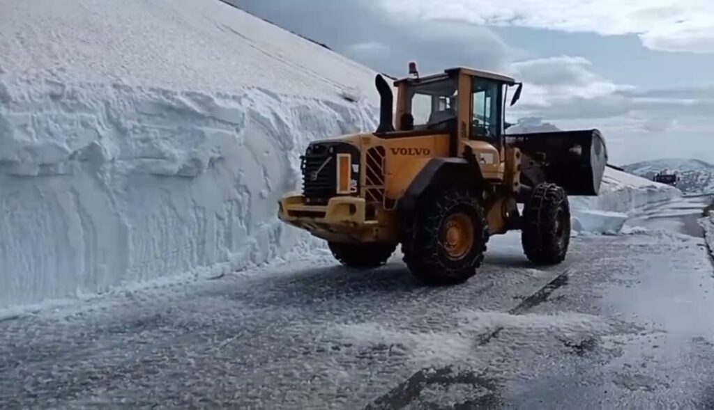 (VIDEO) Drumarii au ajuns la zăpada de 3 metri pe Transalpina