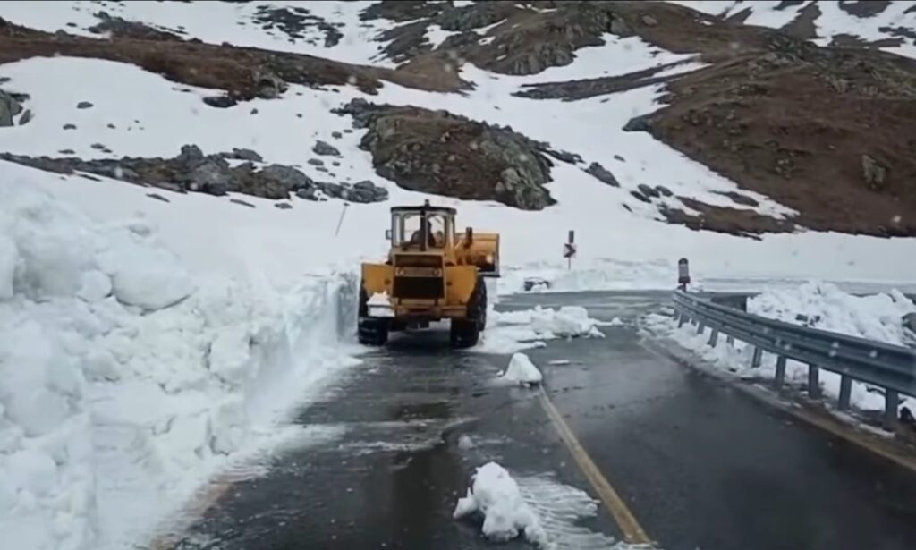 (VIDEO) Continuă deszăpezirea pe Transalpina