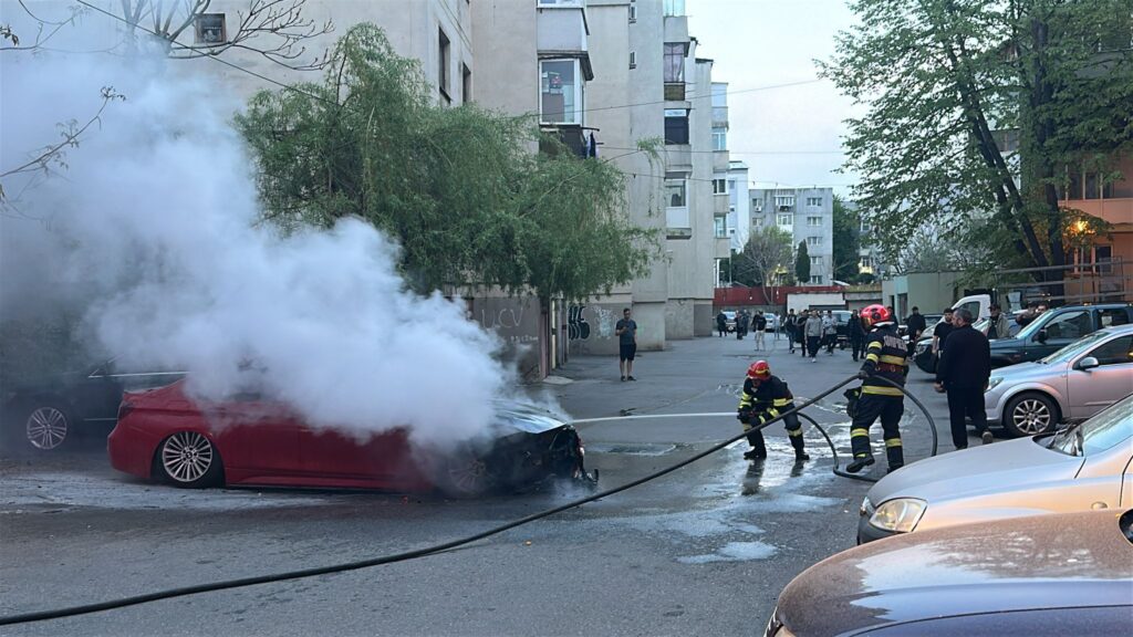 Autoturism cuprins de flăcări în Slatina