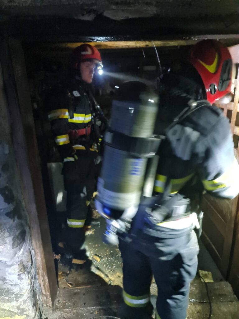 Vâlcea: Incendiu într-o gospodărie din Mateești. O femeie a suferit arsuri