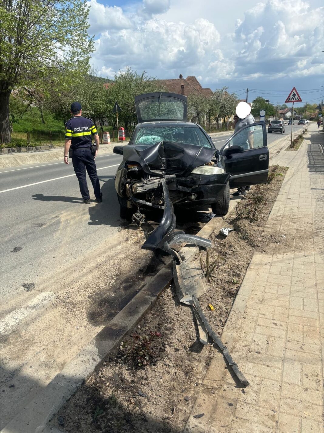 Accident la Vlădești. Două persoane rănite