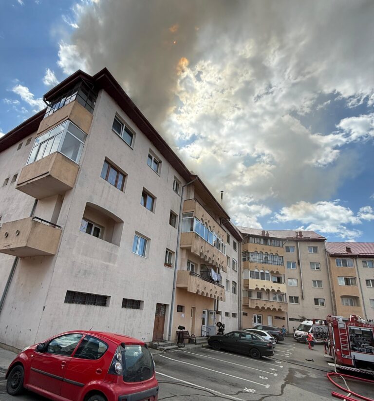 (VIDEO) Incendiu într-un apartament din Horezu. 12 persoane, evacuate. Două sunt la spital