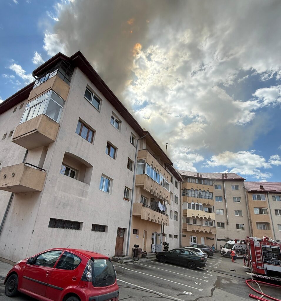 (VIDEO) Incendiu într-un apartament din Horezu. 12 persoane, evacuate. Două sunt la spital